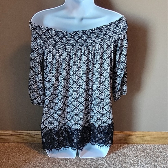 Maurices Off The Shoulder NWT Never Worn Black and White Lace Blouse Size Small - Picture 2 of 9